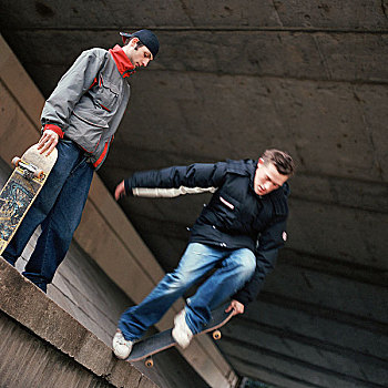 两个,青少年,滑板,一个,跳跃,墙壁