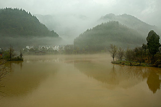 雨雾山村