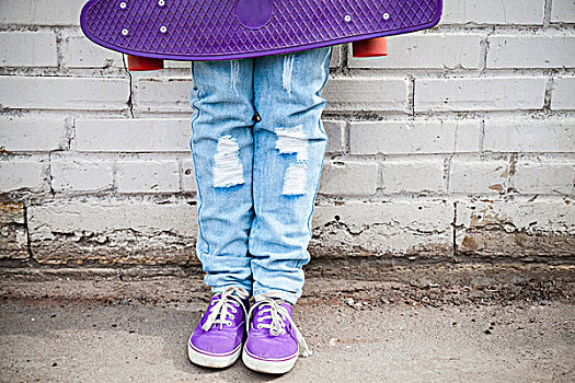 青少年,蓝色牛仔裤,站立,滑板,靠近,灰色,城市,砖墙