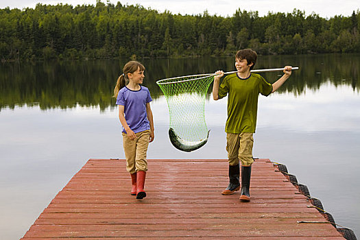 男孩,女孩,拿着,三文鱼,渔网,码头,湖,夏天,阿拉斯加