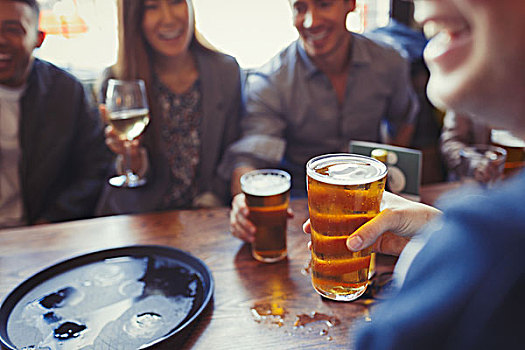 朋友,喝,啤酒,葡萄酒,桌子,酒吧