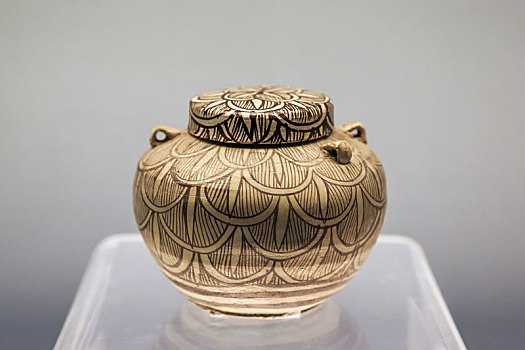 上海博物馆藏南宋至元吉州窑白地褐花叶纹盖罐