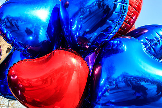 蓝色与红色的心形气球