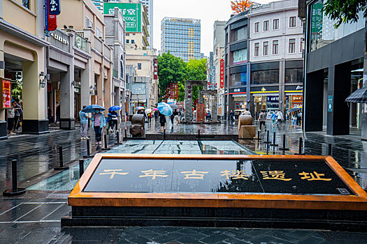 广州2023年春天三月春雨中的北京路步行街美景