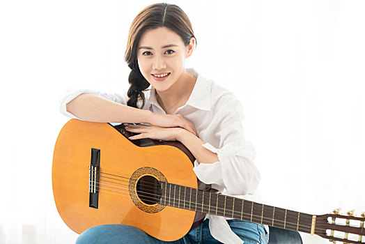 年輕女子彈吉他
