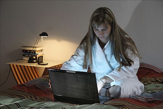 女青年,25-30岁,穿,长袍,上网,笔记本电脑,床