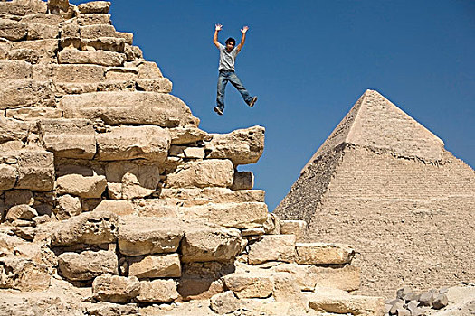 男人,跳跃,局部,金字塔,沙漠