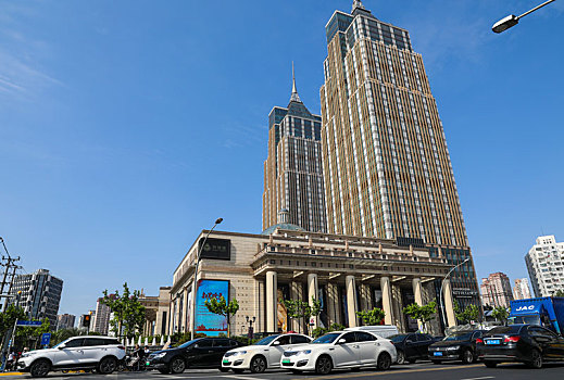 蓝天为背景的上海环球港购物广场