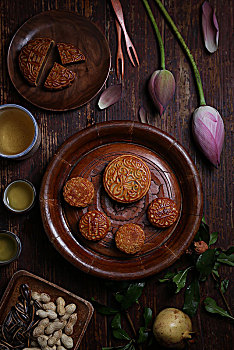 传统广式月饼和荷花及石榴果实