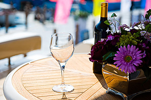 餐厅桌子,就绪,花束,玻璃杯