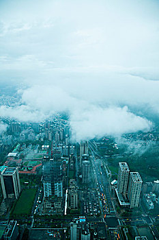 台湾台北市136大厦上眺望云雾中的台北市景