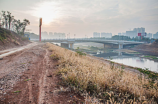 河边泥泞的道路