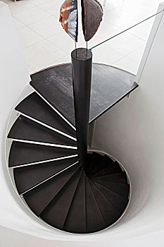 螺旋楼梯,黑色,木质,白色,圆柱形,楼梯井