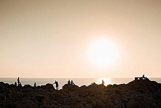 剪影,人,岩石上,日落,米诺卡岛,西班牙