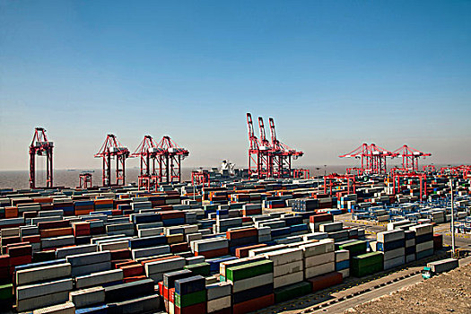 上海经济自贸区洋山深水港集装箱码头起重机吊塔群