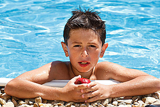男孩,吃,水果,游泳池