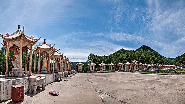 山西忻州市五台山白云寺广场一排汉白玉六角亭供奉着诸佛菩萨