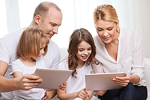 家庭,孩子,科技,钱,家,概念,微笑,两个,小,女孩,平板电脑,电脑,在家