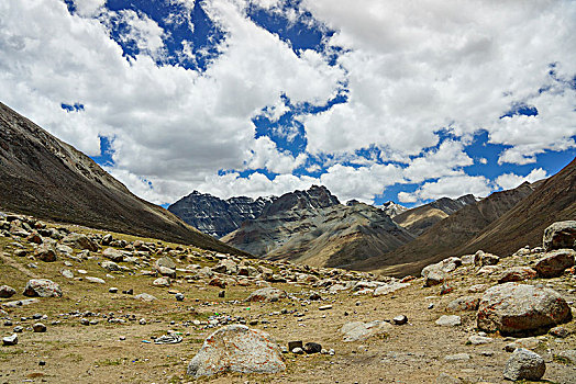 西藏高海拔山地风光