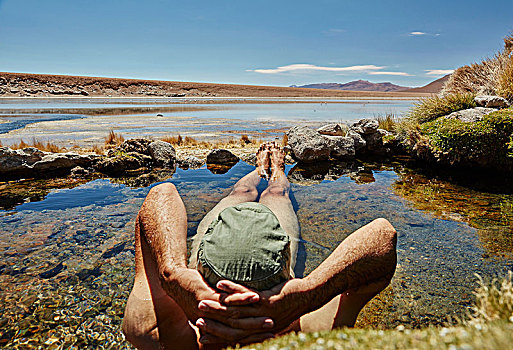 男人,放松,水中,水池,后视图,盐湖,波托西地区,玻利维亚,南美