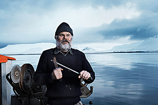 渔民,灰色,胡须,站立,小船,切磨,刀,冬天,白天,冰岛