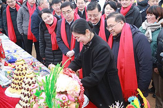 非遗产品走进大集,受到市民热烈追捧