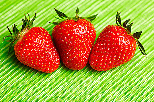 三个,红色,草莓,绿色背景