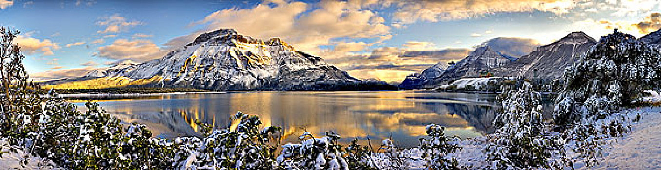 中间,瓦特顿湖,下雪,冬天,瓦特顿湖国家公园,艾伯塔省,加拿大