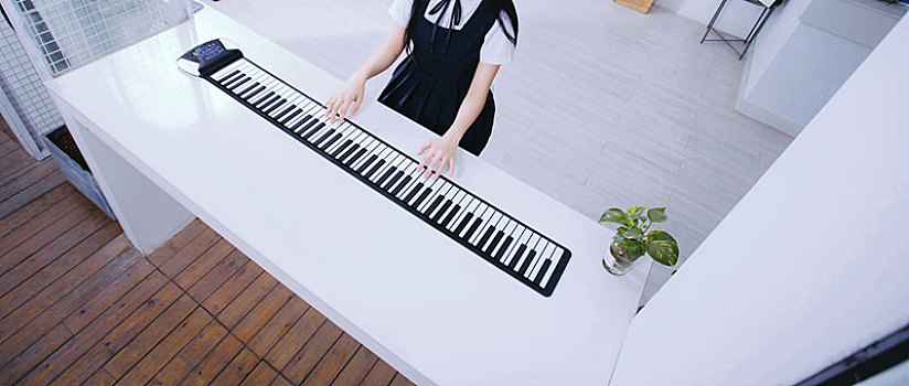 弹奏可折叠的手卷钢琴