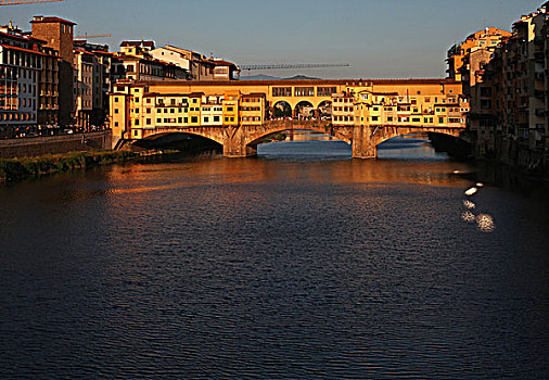 佛罗伦萨维琪奥桥,pontevecchio,横跨在阿尔诺河,arno,之上,是意大利最古老的石造封闭拱肩圆弧拱桥,佛罗伦萨著名的地标之一,维琪奥桥始建于距今1000多年前,今天所能见到的这座桥是134