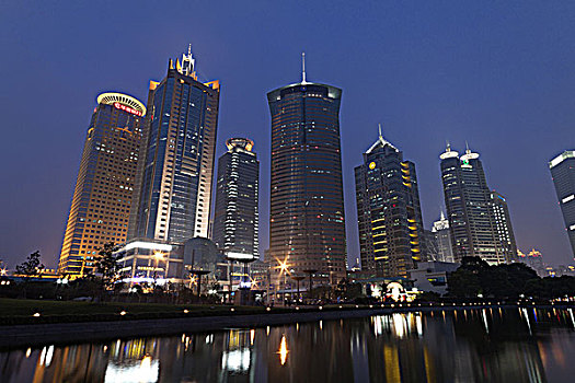 上海浦东陆家嘴的城市夜景
