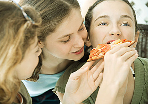 三个,女童,喂食,朋友,比萨饼