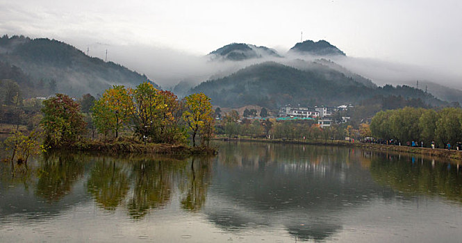 罗田天堂湖水上红叶