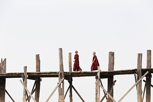 僧侣,穿过,乌本桥,陶塔曼湖,曼德勒,区域,缅甸,亚洲