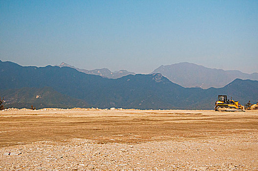 平整的土地和远处起伏的少山峰