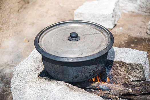 野外用于生火做饭的简易地锅