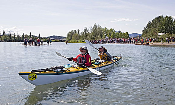 女人,划船,一对,海洋,漂流,开端,2009年,育空,河,追求,长,远景,独木舟,比赛,怀特霍斯,育空河,育空地区,加拿大