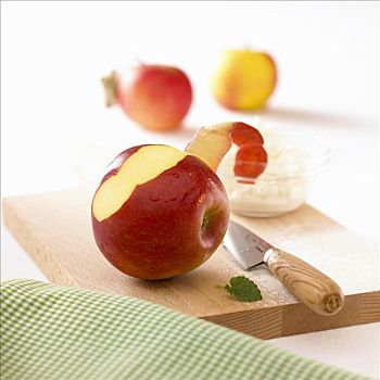 苹果,盘子,刀,木板
