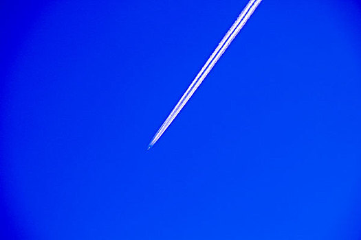 飞机飞过的蓝天和轨迹