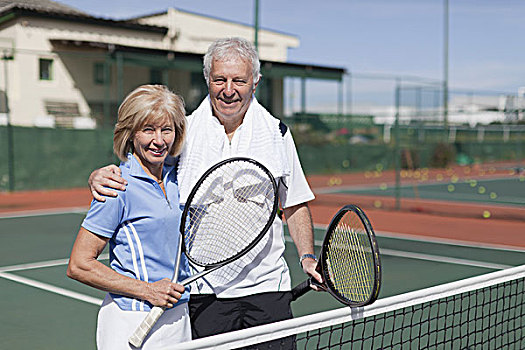老年,夫妻,搂抱,网球场