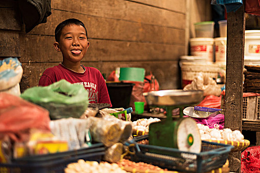 小男孩,销售,蔬菜,调味品,市场货摊,粘住,室外,舌头