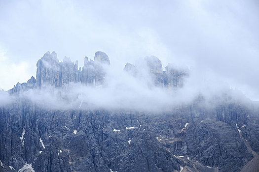 意大利多洛米蒂山脉,隐藏在云雾里的山峰