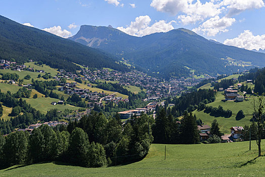 意大利多洛米蒂山间的小镇和山谷景观
