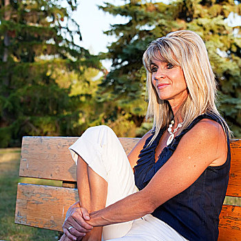 女人,放松,公园长椅,黄昏,艾伯塔省,加拿大