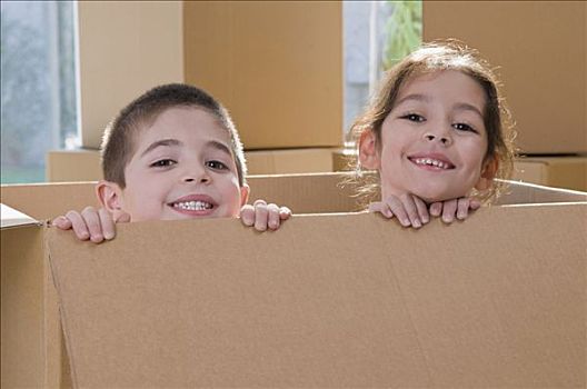 肖像,两个孩子,微笑,纸箱