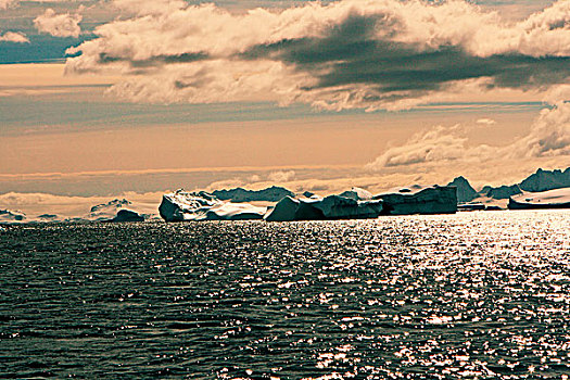 金色的南极冰山海岸线