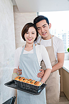 年轻情侣在厨房烤面包