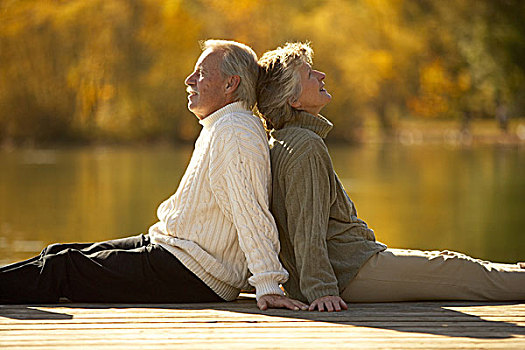 湖,桥,老年,夫妻,坐,高兴,倚靠,一起,侧面,秋天,黃昏,养老金,人,66岁,60-70岁,老人,两个,一对,情侣,岁月,灰发,健身,相互关系,满意,和谐,喜爱,团结