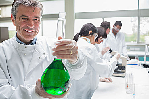化学家,微笑,拿着,烧杯,绿色,液体,实验室