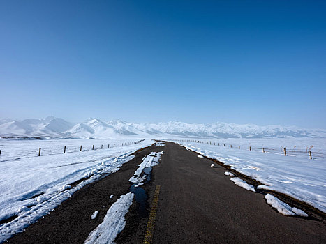 新疆冬季公路